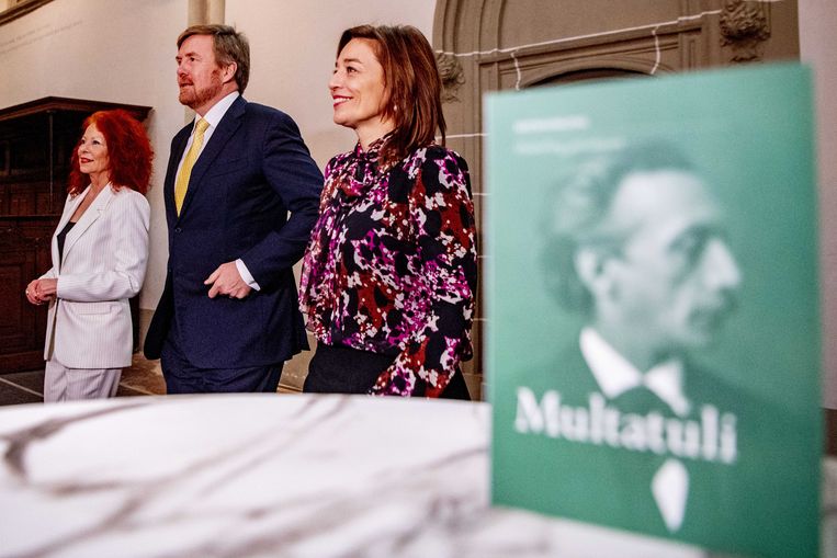 Elsbeth Etty (links), koning Willem-Alexander en Cathelijne Broers tijdens de opening van het Multatuli-jaar.  Beeld ANP