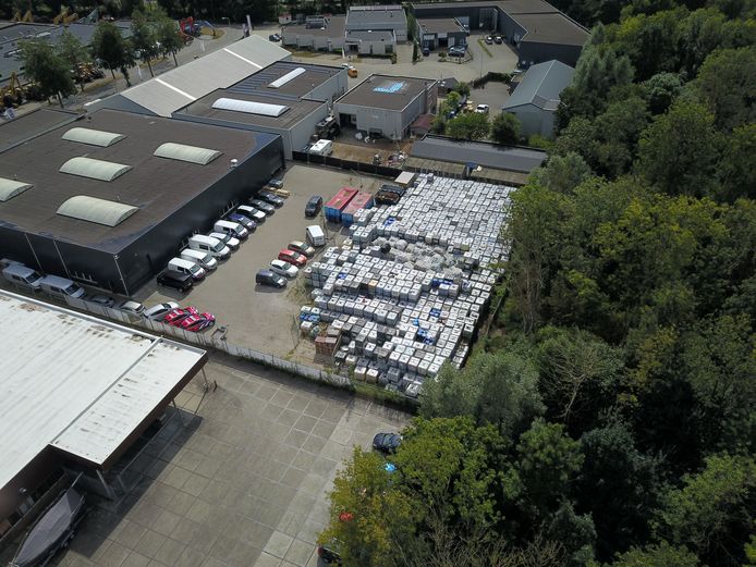 De ruim 1300 vaten met giftig blusschuim op het terrein van het failliet verklaarde Rutgers Milieu in Doetinchem.
