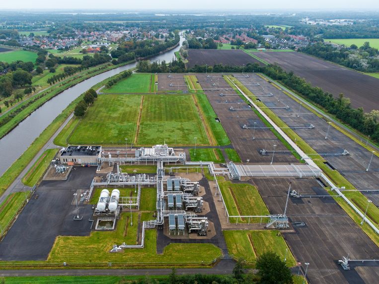 Dronefoto van een gaswinnings- en gasbehandelingslocatie van de Nederlandse Aardoliemaatschappij in Scheemda, Groningen. Beeld Vincent Jannink /  ANP