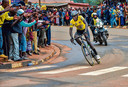 Wielerfans in de Rwandese hoofdstad Kigali.