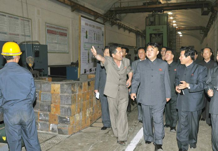 Bezoek van de Noord-Koreaanse leider Kim Jong-un aan de ‘tractorfabriek’ van Kanggye in 2013.