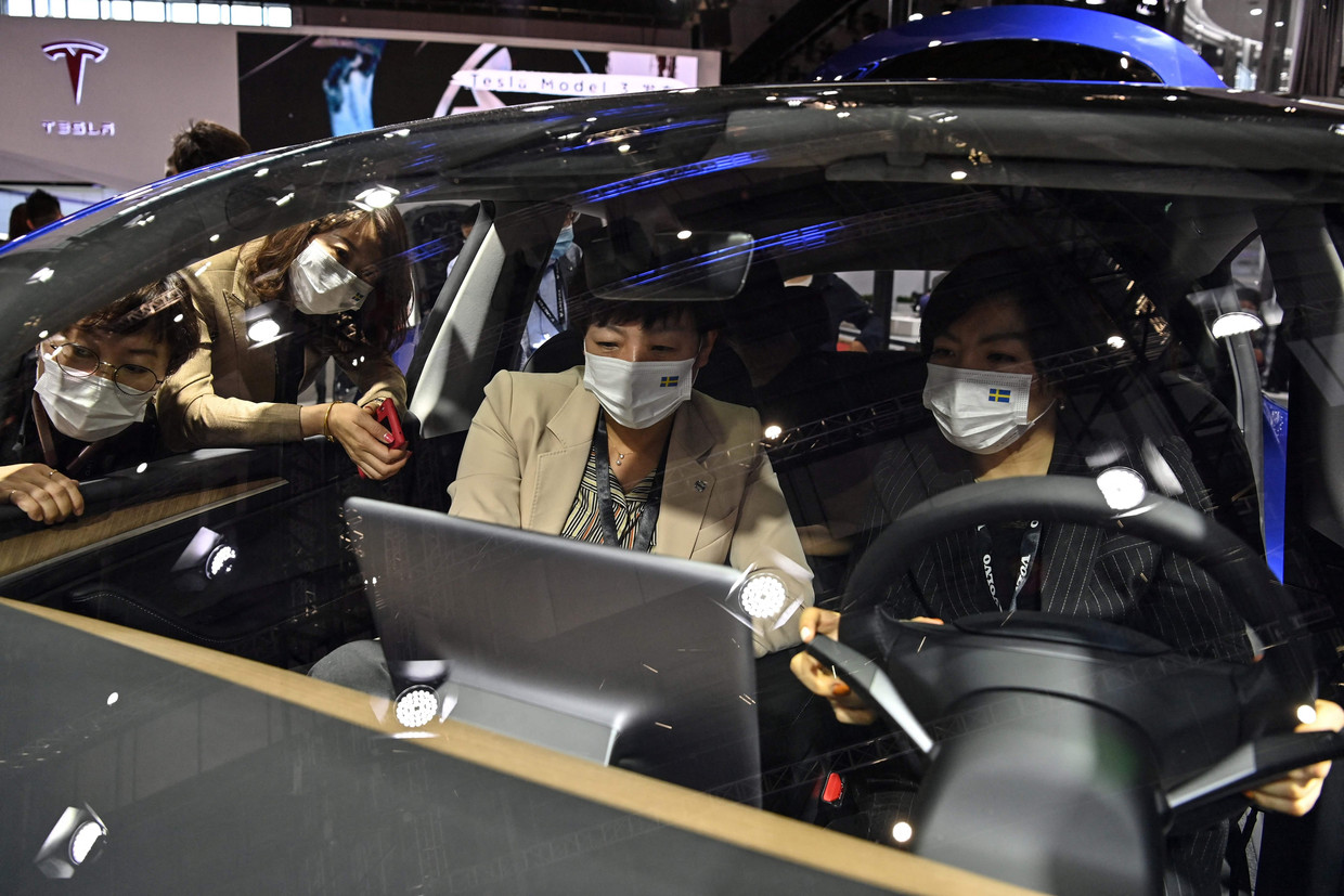 Bezoekers van de International Automobile Industry Exhibition in Sjanghai nemen plaats in een Tesla model Y. Beeld Hector Retamal / AFP