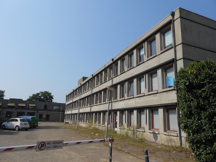 De GGD aan de Zonnehof. De ambulances rukken nu uit vanaf het achterterrein. Ravu wil deze standplaats voor eind 2020 verlaten hebben.