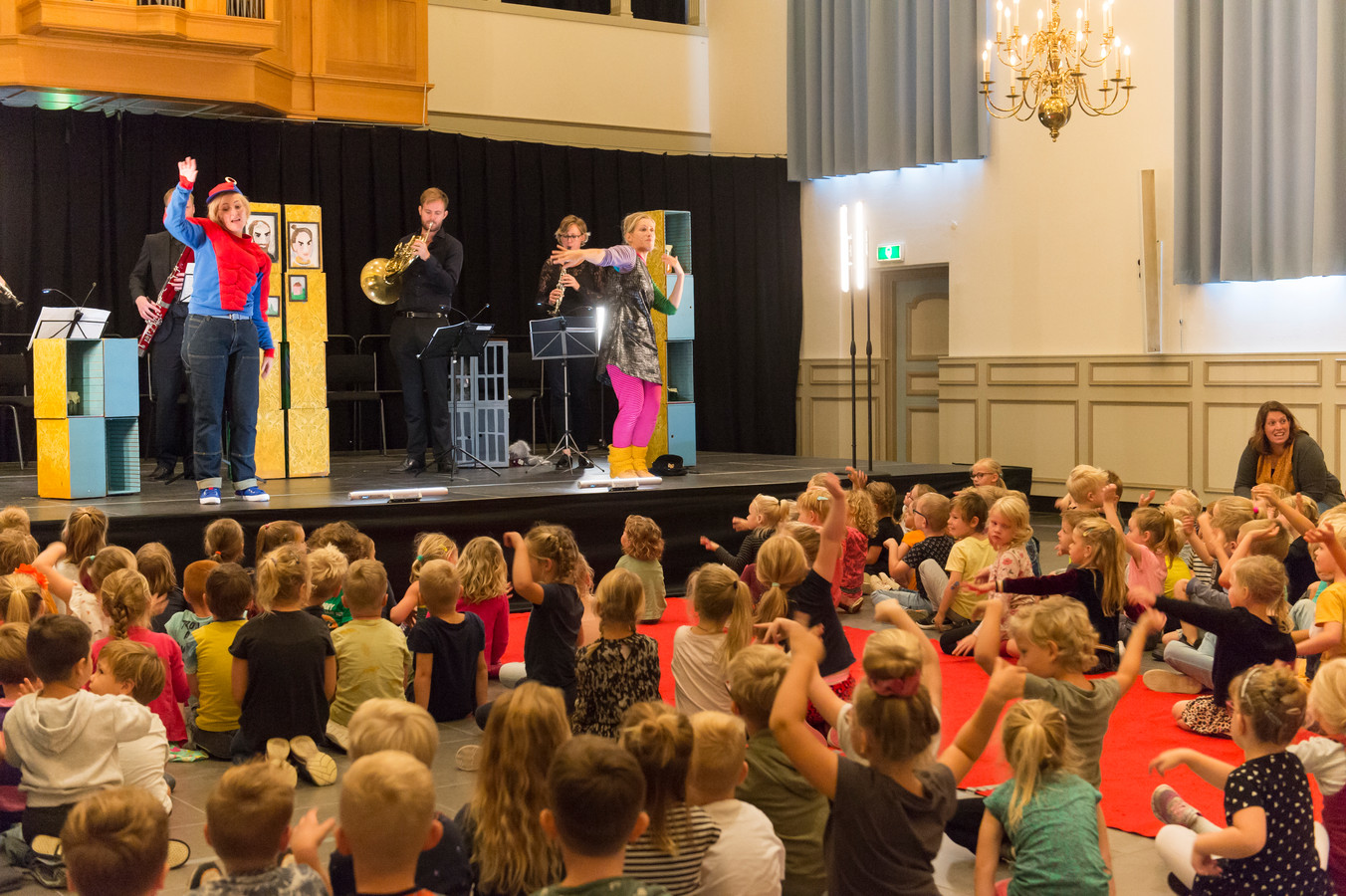 Tientallen bassischoolleerlingen uit Lochem genoten vandaag met volle teugen van de voorstelling ‘Hans & Grietje’ in het kader van Retourtje Cultuur Gelderland.
