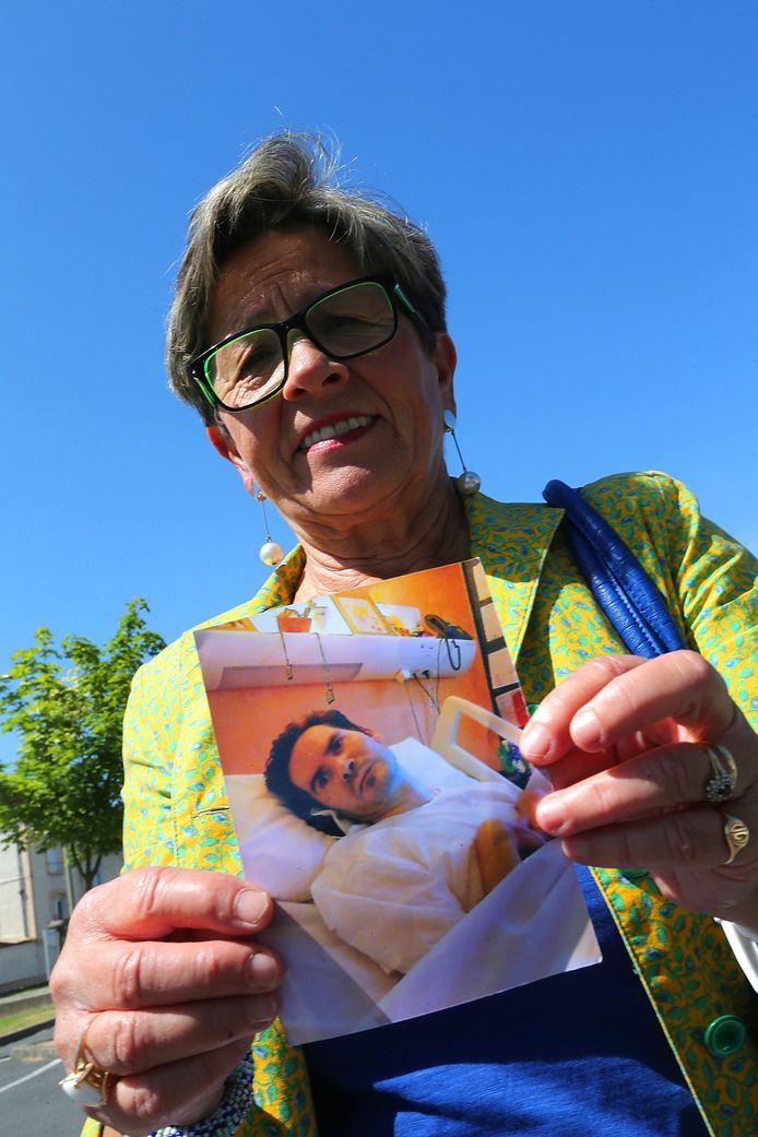Viviane, de moeder van Vincent Lambert, toont een foto van haar zoon.