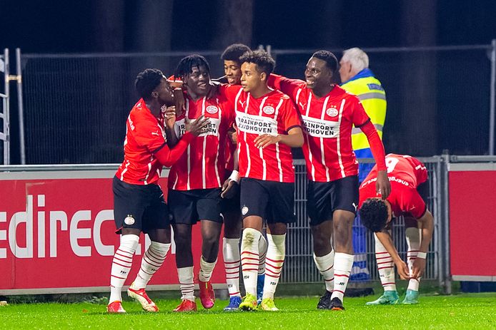 Jong PSV speelde een sterke tweede helft tegen Jong Ajax en won met 3-1.