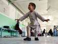 VIDEO. Afghaans jongetje danst van blijdschap nadat hij nieuwe beenprothese krijgt