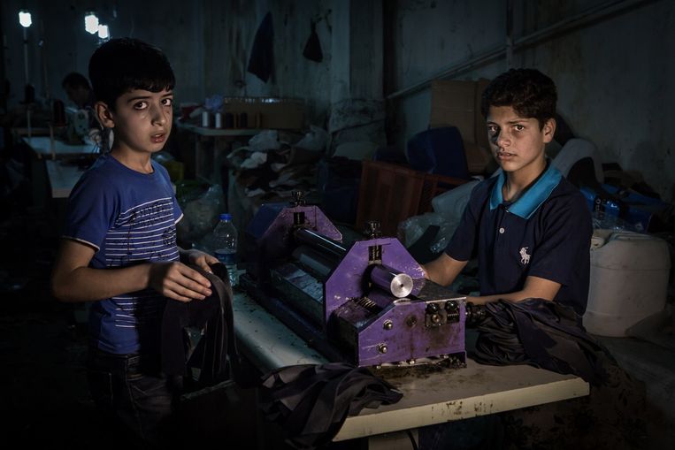 Morad Bozan (left), 11 years old and Hassan Mahfouz, 14 years old, both from Aleppo, making flip-flops. Beeld Cigdem Yüksel