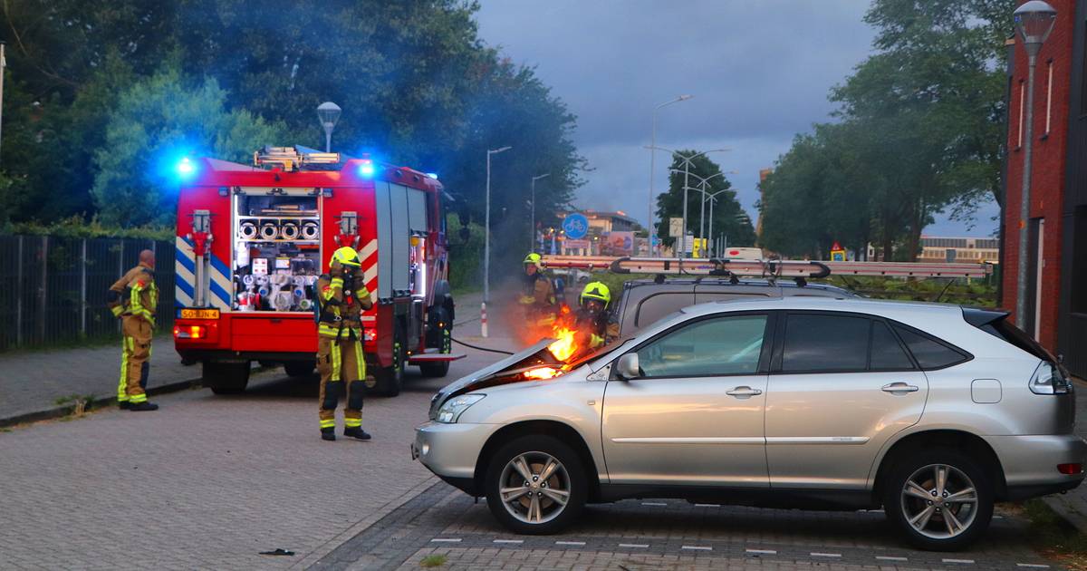 Brand onder motorkap van geparkeerde auto op Oude Spaarneweg in Cruquius
