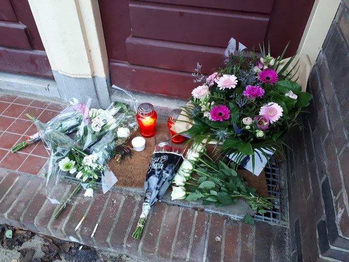 Bloemen bij de woning van het slachtoffer op de Geitenkamp.