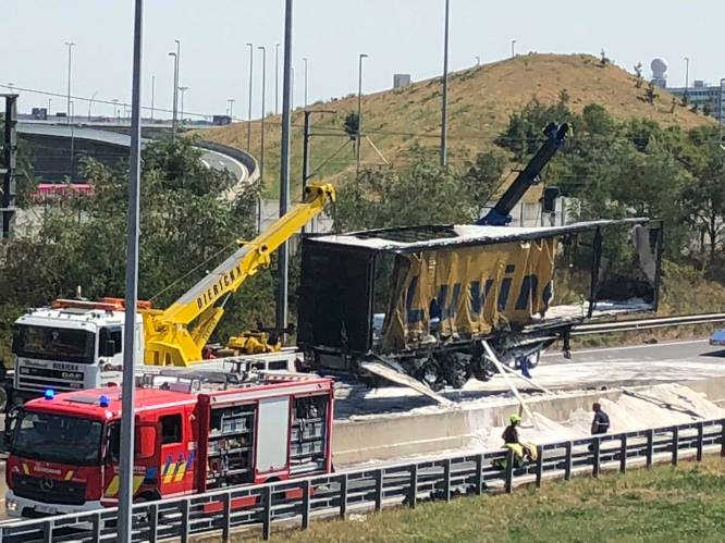 Brandende vrachtwagen op E19 geblust, snelweg blijft voorlopig nog wel afgesloten