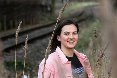 ‘Ik kijk amper Netflix, dat scheelt’: Danique (21) timmert hard aan de weg om ‘misschien’ minister t