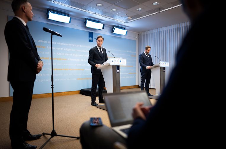  Demissionair Premier Mark Rutte en Minister Hugo de Jonge van Volksgezondheid, Welzijn en Sport (CDA) tijdens de persconferentie over de nieuwe coronamaatregelen Beeld Freek van den Bergh/VK