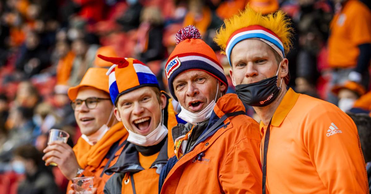 Waarom fanatieke clubsupporters weinig hebben met de Oranjegekte - De Gelderlander