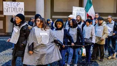 Des manifestants contre le pass sanitaire “déguisés” en déportés choquent l’Italie