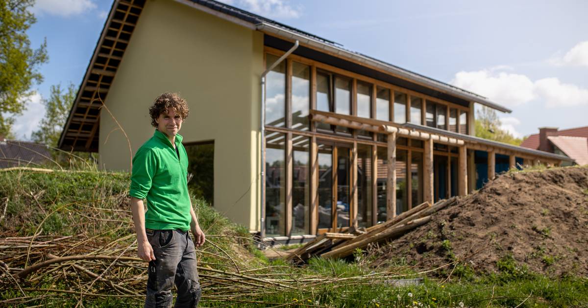 prinses Banzai Gelukkig Bart (40) bouwt als eerste in Oldenzaal een huis van stro: 'Dit kost bloed,  zweet en tranen' | Oldenzaal | tubantia.nl