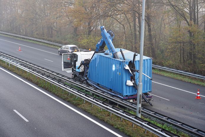 Een ongeluk met een vrachtwagen op de A27.