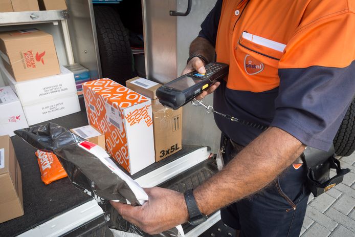 Bezorging van pakketten bij PostNL.