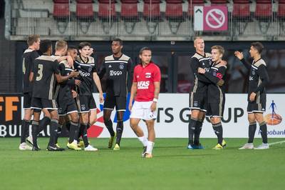 Jong Ajax mist veertien spelers, maar wint wel van Jong AZ
