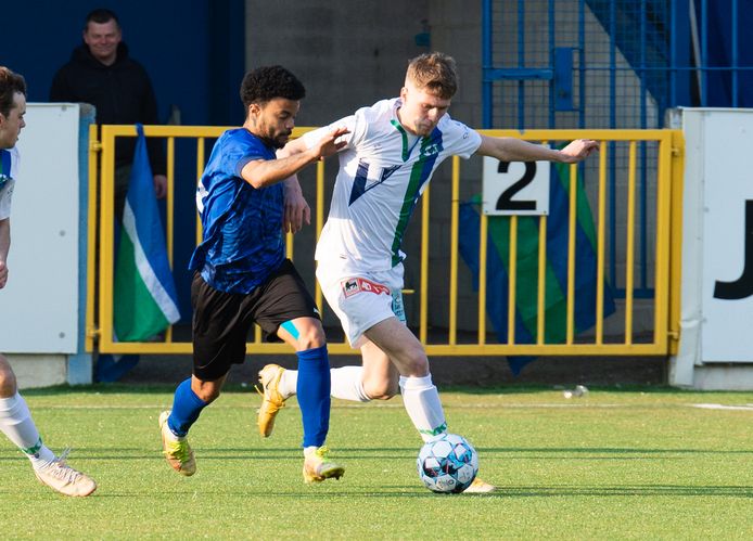 Kyell Lénaers (r.) scheurde in de voorbereiding zijn achillespees, maar zit ondertussen al aan zijn dertiende selectie.