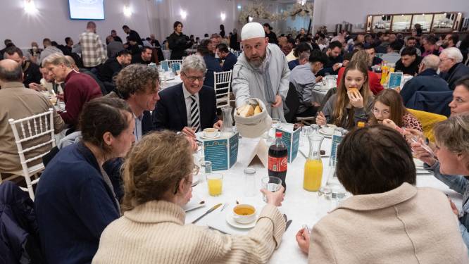 Honderden Amersfoorters samen aan tafel tijdens de iftar: ‘Tijd voor omkijken naar je medemens’