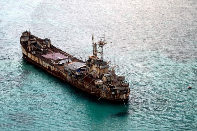 Een vervallen schip van de Filipijnse marine in de Zuid-Chinese Zee. Beeld AP