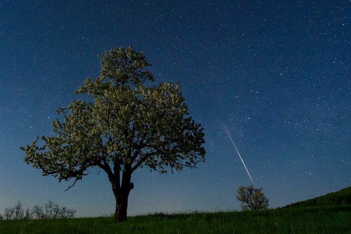 Meteorieten schieten als vallende sterren door de heldere nacht en verbranden door de atmosfeer boven het Hongaarse Salgotarjan. Foto Peter Komka