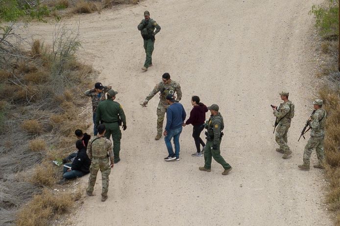 Border agents and National Guardsmen arrested a group of migrants hiding in bushes after crossing the Rio Grande on the border between Mexico and San Martín.