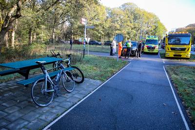 Wielrenner gewond na botsing met auto in Uddel