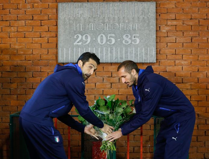 Gianluigi Buffon (l) en Giorgio Chiellini legden vijf jaar geleden bloemen bij het monument voor de slachtoffers van het Heizeldrama.