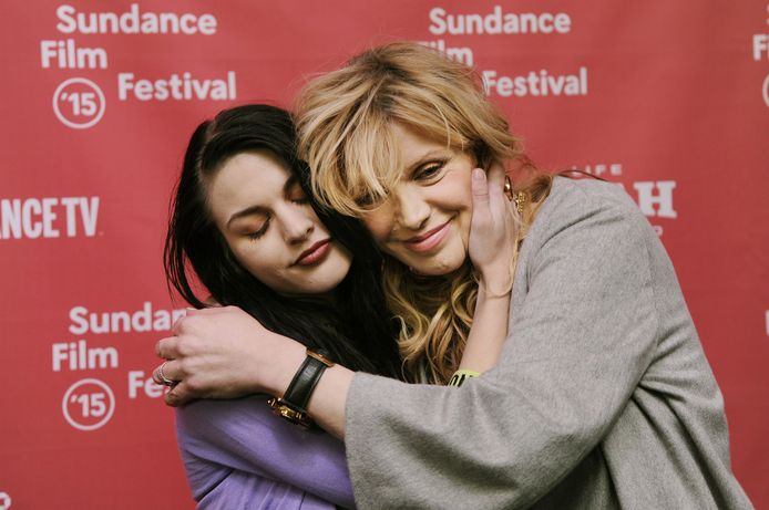 Frances Bean Cobain knuffelt moeder Courtney Love.