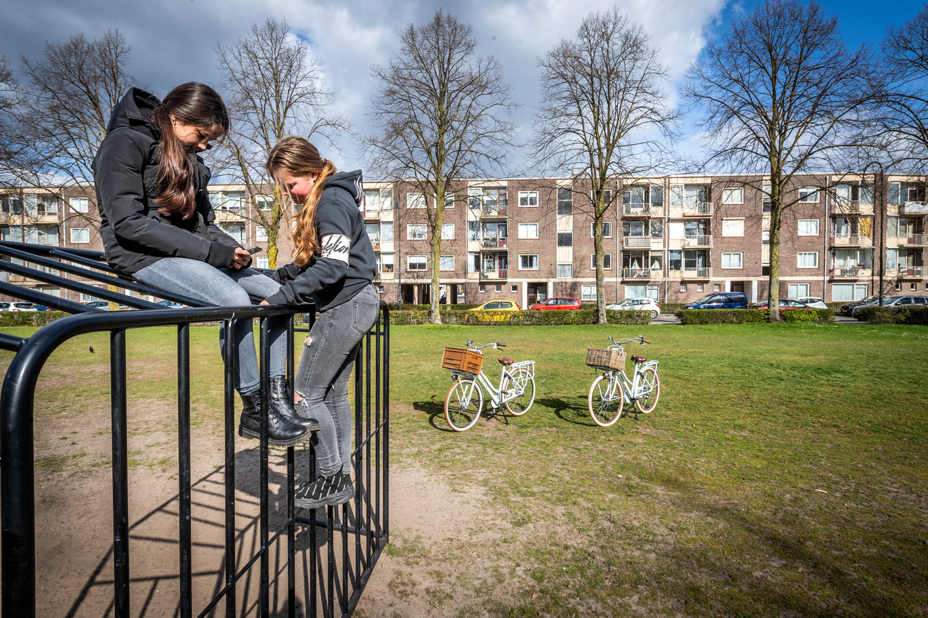 Twee meiden vermaken zich op een van de speelveldjes in Helmond-Noord
