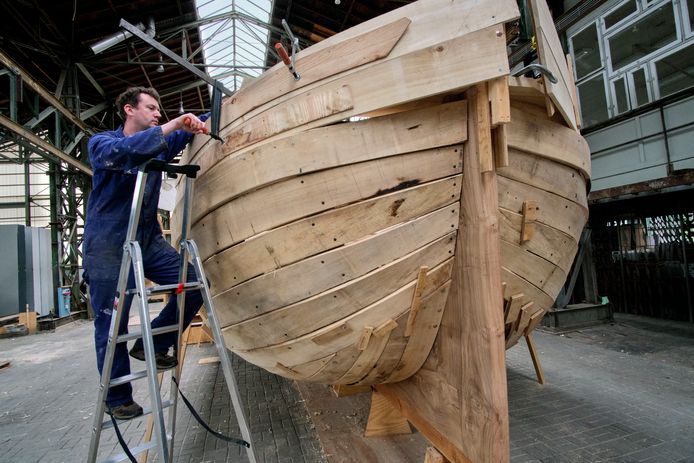 Kunstenaar Edward Clydesdale Thomson werkt aan het schip, in de Biesboschhal.