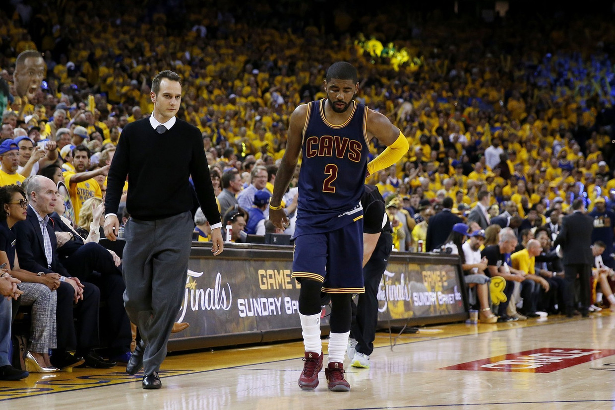 Kyrie Irving (nummer 2) gaat er met een blessure af. Beeld afp