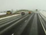Un chasse-neige éjecte la neige sur l’autre voie de l’autoroute et provoque un accident