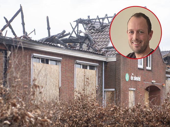 De voormalige basisschool De Sleutel in Vroomshoop is in vlammen opgegaan. Er lijkt niets anders op te zitten dan het gebouw te slopen.