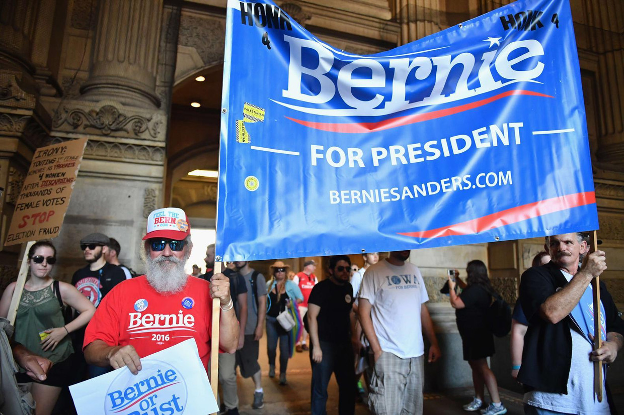 Bernie-aanhangers op straat in Philadelphia maandag. Beeld afp