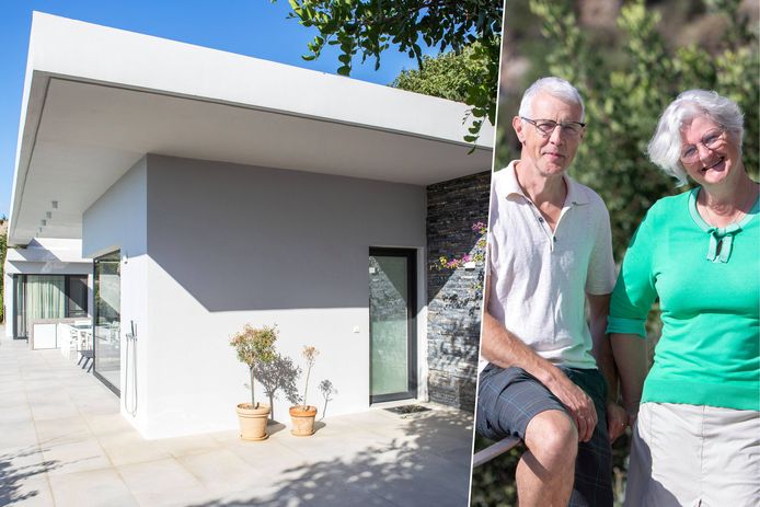 Paul Maeyens en Ellen Besard (beiden 58) bij hun tweede verblijf op Kreta. De villa is een rechthoekig volume waaruit een hap genomen is om daar een beschut terras aan te leggen.