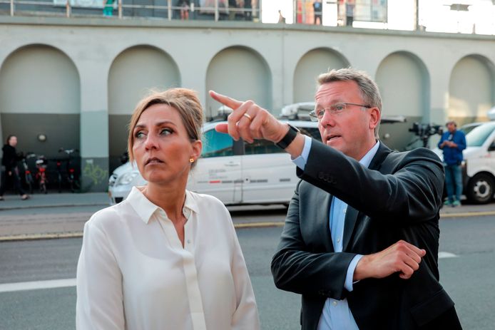 Morten Bødskov overschouwt de schade met Merete Agergaard, directrice van de Deense belastingsdienst.