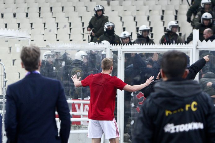 Ajax-aanvoerder Matthijs de Ligt maant de fans tot kalmte.