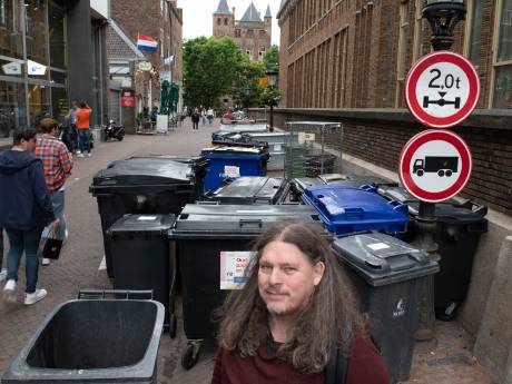 Sjoerd maakt blindengeleidestrook in hartje Utrecht vrij, maar belandt tot zijn verbazing in de cel