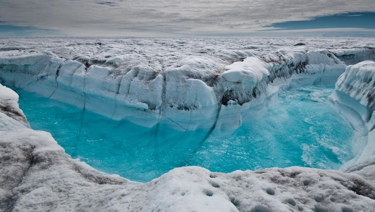 Smeltwater stroomt van een ijskap in Groenland, 2012. Beeld ap