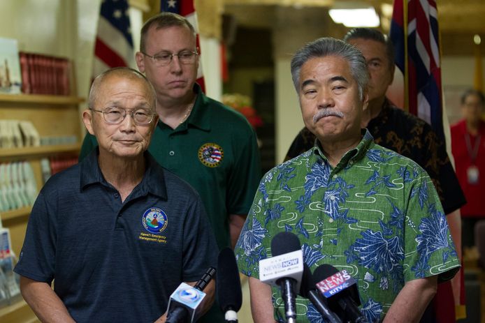 Vern Miyagi, EMA-directeur (.l) en gouverneur David Ige (r.). op een persconferentie zaterdag.