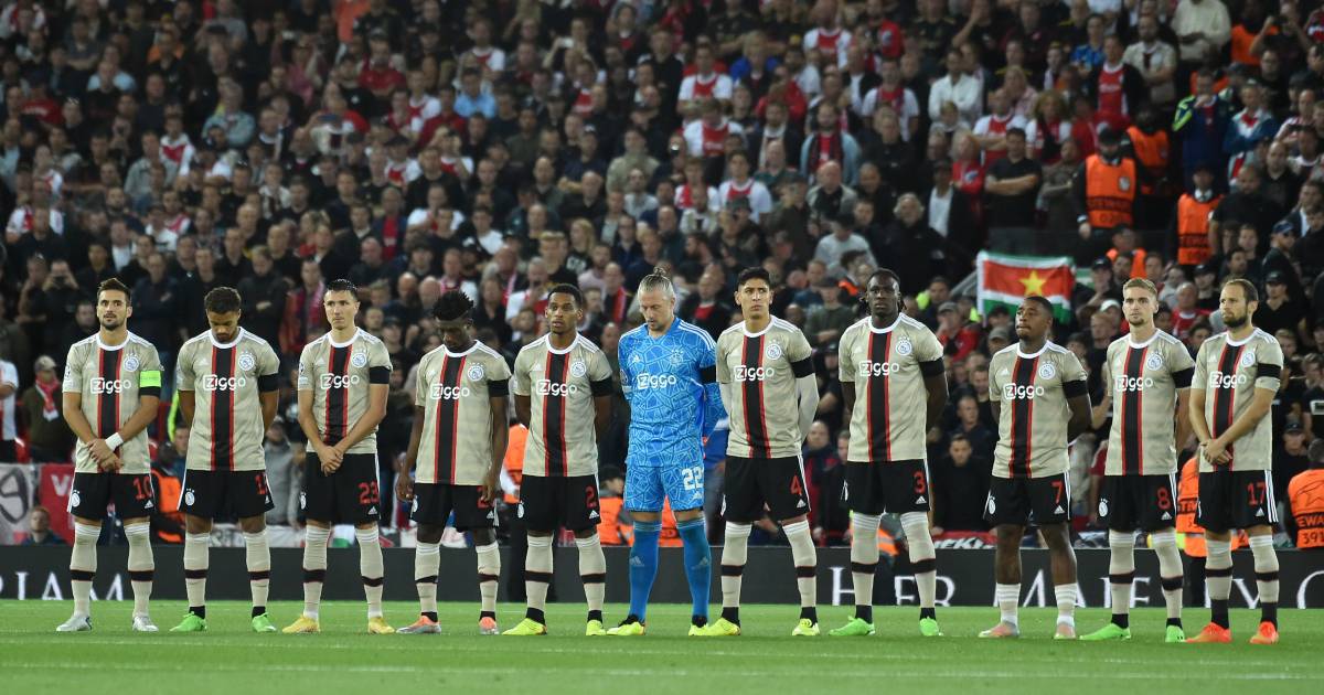 L’Ajax con le bande in lutto per la Regina Elisabetta, i tifosi del Liverpool rispondono all’appello |  L’Ajax in Champions