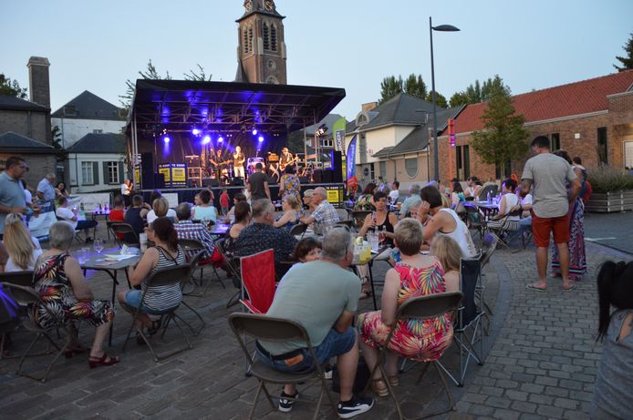Het eerste parkconcert in Haaltert, op het plein aan het Warandepark, twee jaar geleden.