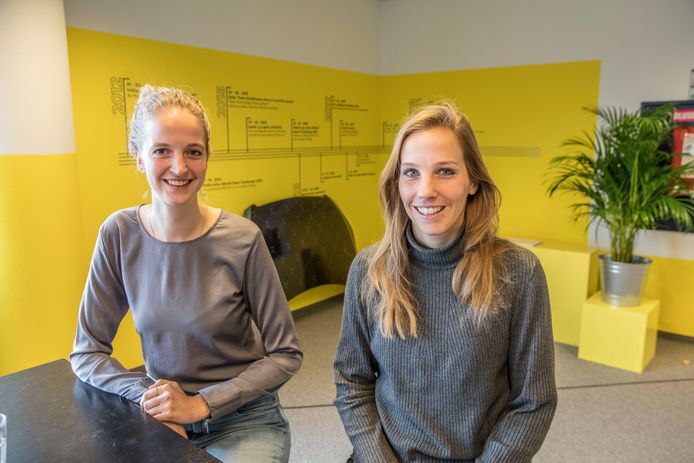 Tessie Hartjes en Maijke Receveur (links) in het nieuwe kantoor van  Lightyear op de Automotive Campus in Helmond.  Foto Ton van de Meulenhof