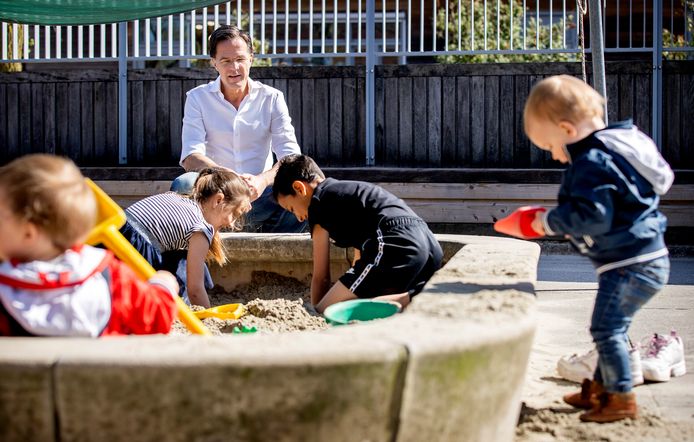 Premier Rutte op bezoek bij een kinderopvang in april 2020. Brancheorganisaties hebben kritiek op het coalitieakkoord.