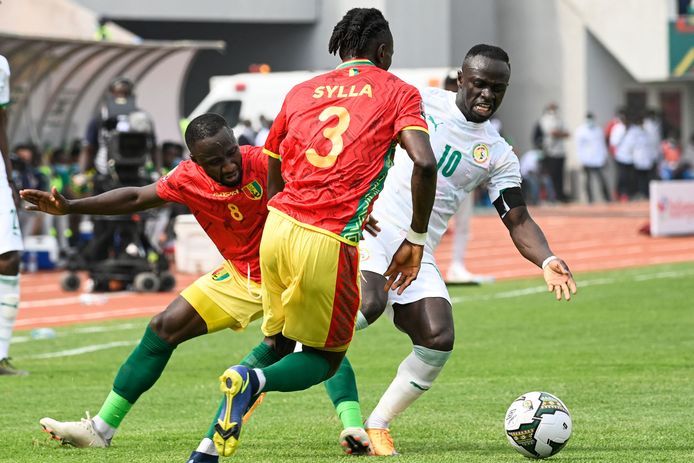 Sadio Mané in duel met Naby Keita (links) en Issiaga Sylla.