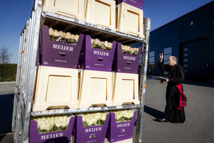 De Rotterdamse bisschop Hans van den Hende zegent een lading bloemen, voordat deze vlak voor Pasen vorig jaar op transport gingen naar Vaticaanstad.