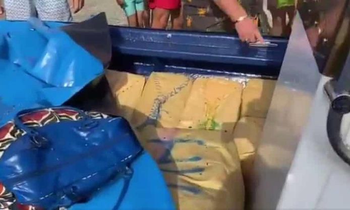 In de boot vond de politie meer dan 800 kilogram drugs.